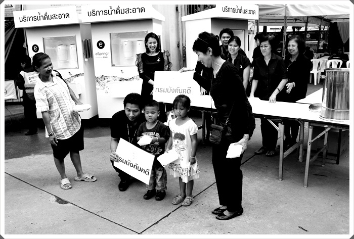 ﻿กรมบังคับคดี นำอาหารมอบให้กับประชาชนที่มาร่วมถวายบังคมพระบรมศพ